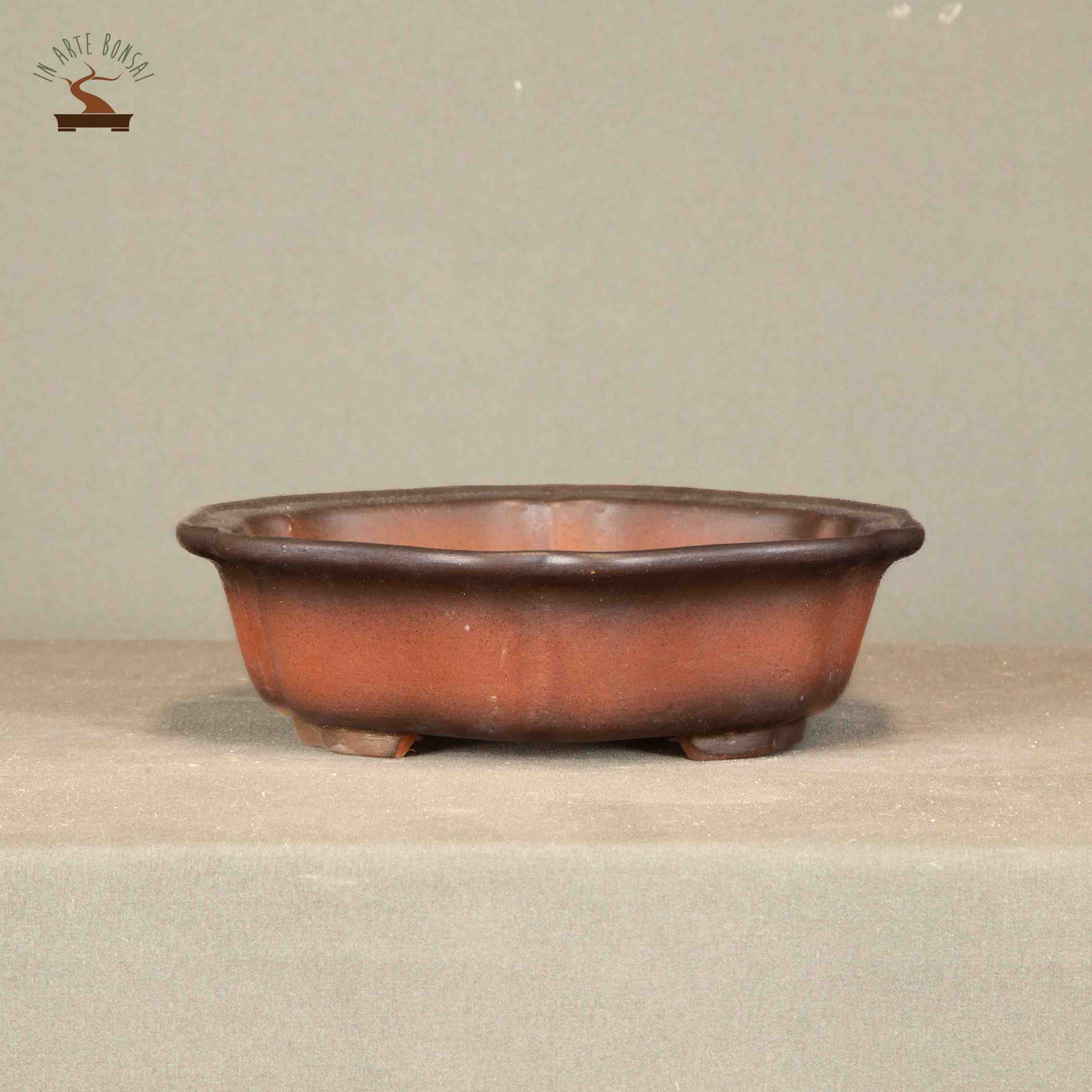 Round pot 205 mm.